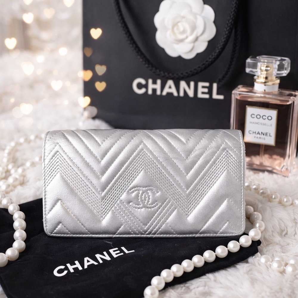 Chanel Silver matte flap wallet bag 16K good condition dust bag shopping bag